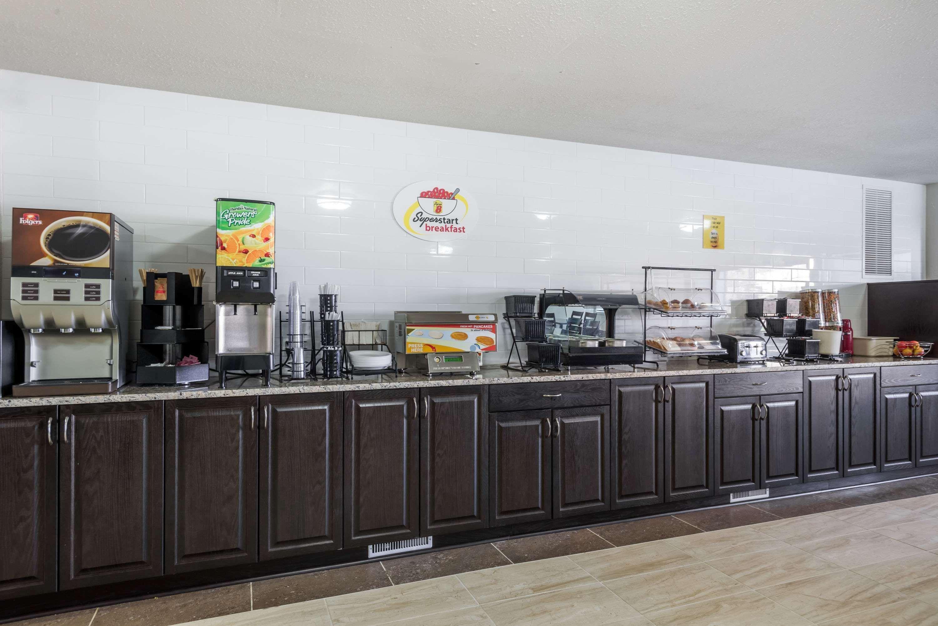 Super 8 By Wyndham Grande Prairie Hotel Exterior photo
