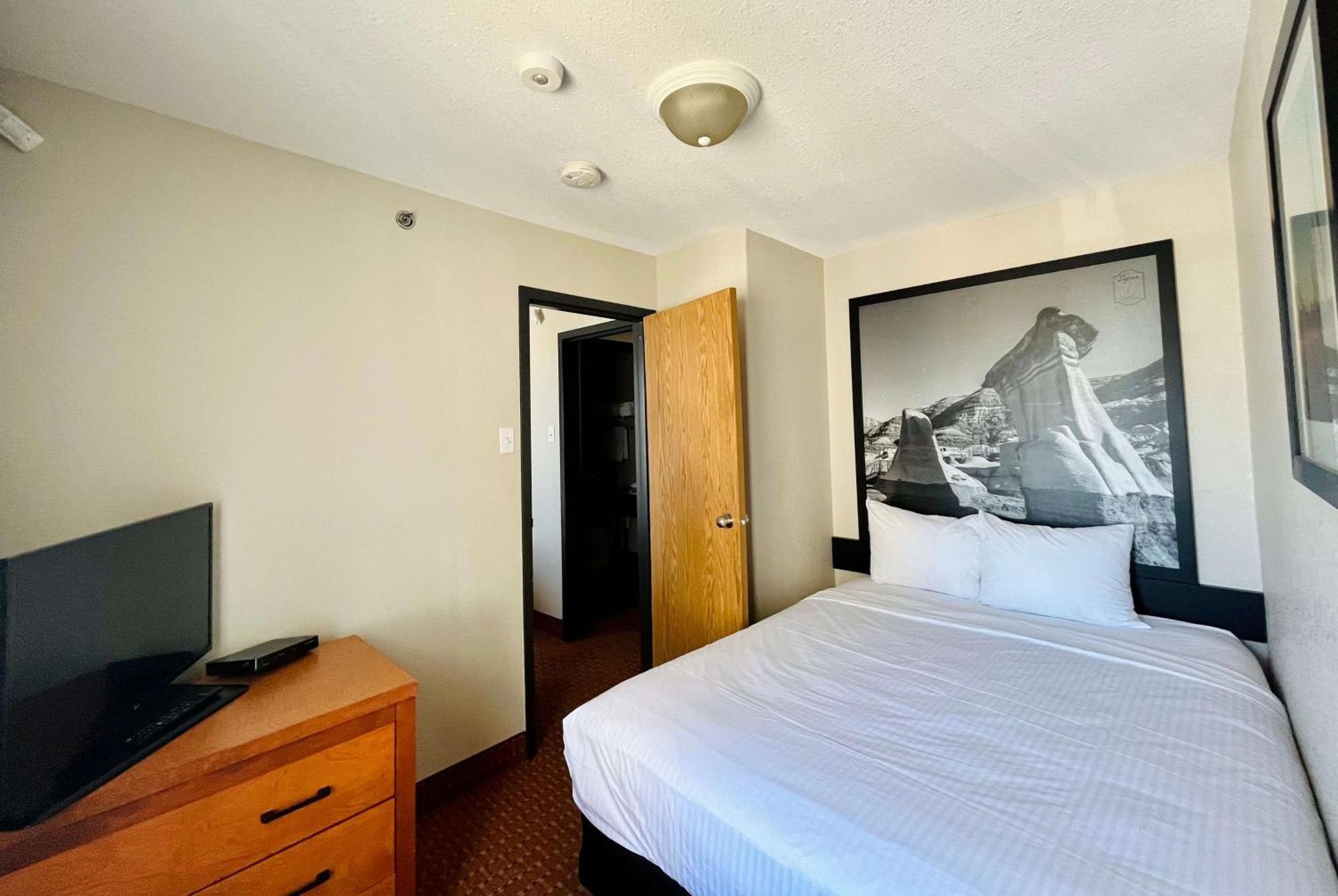 Super 8 By Wyndham Grande Prairie Hotel Exterior photo
