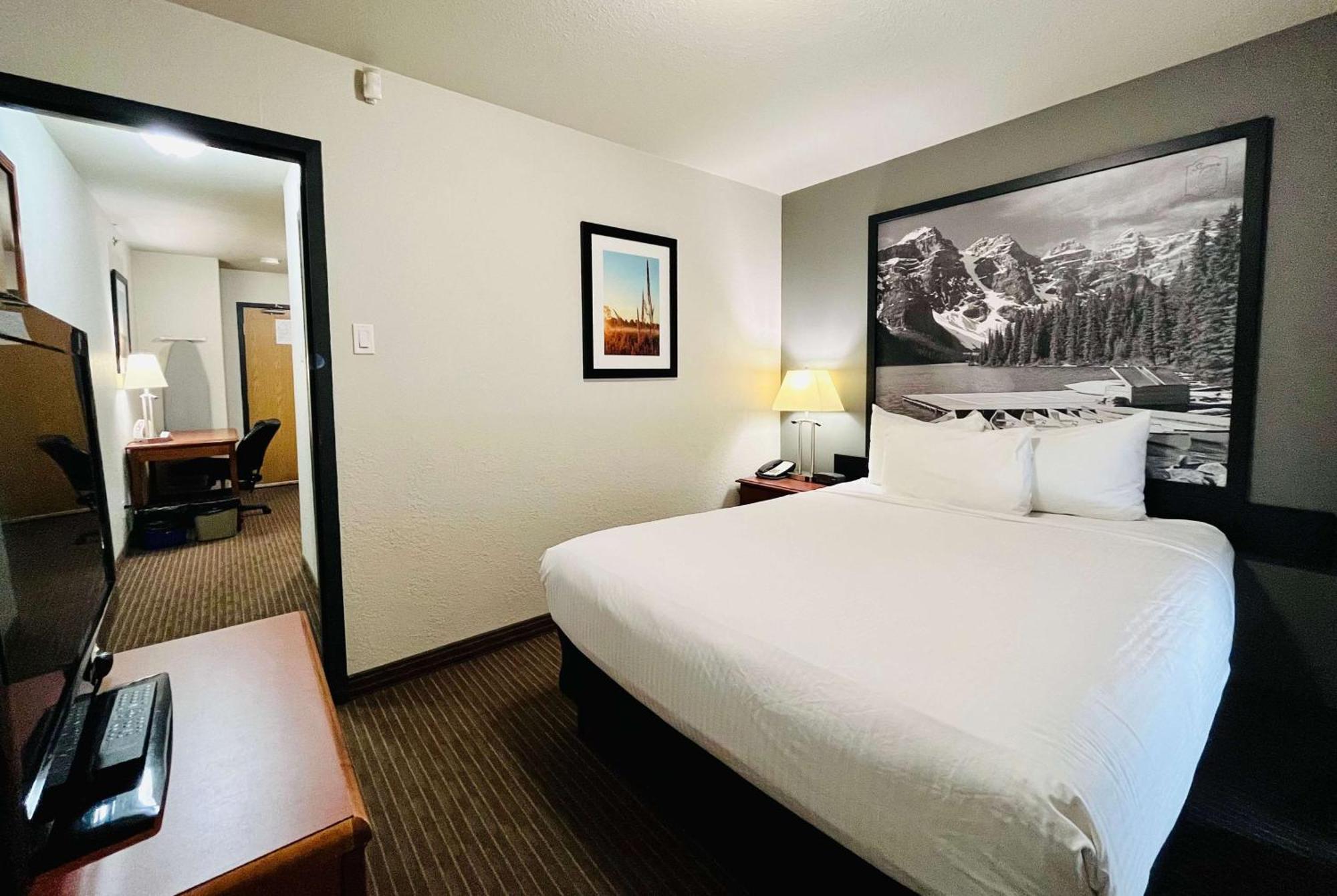 Super 8 By Wyndham Grande Prairie Hotel Exterior photo