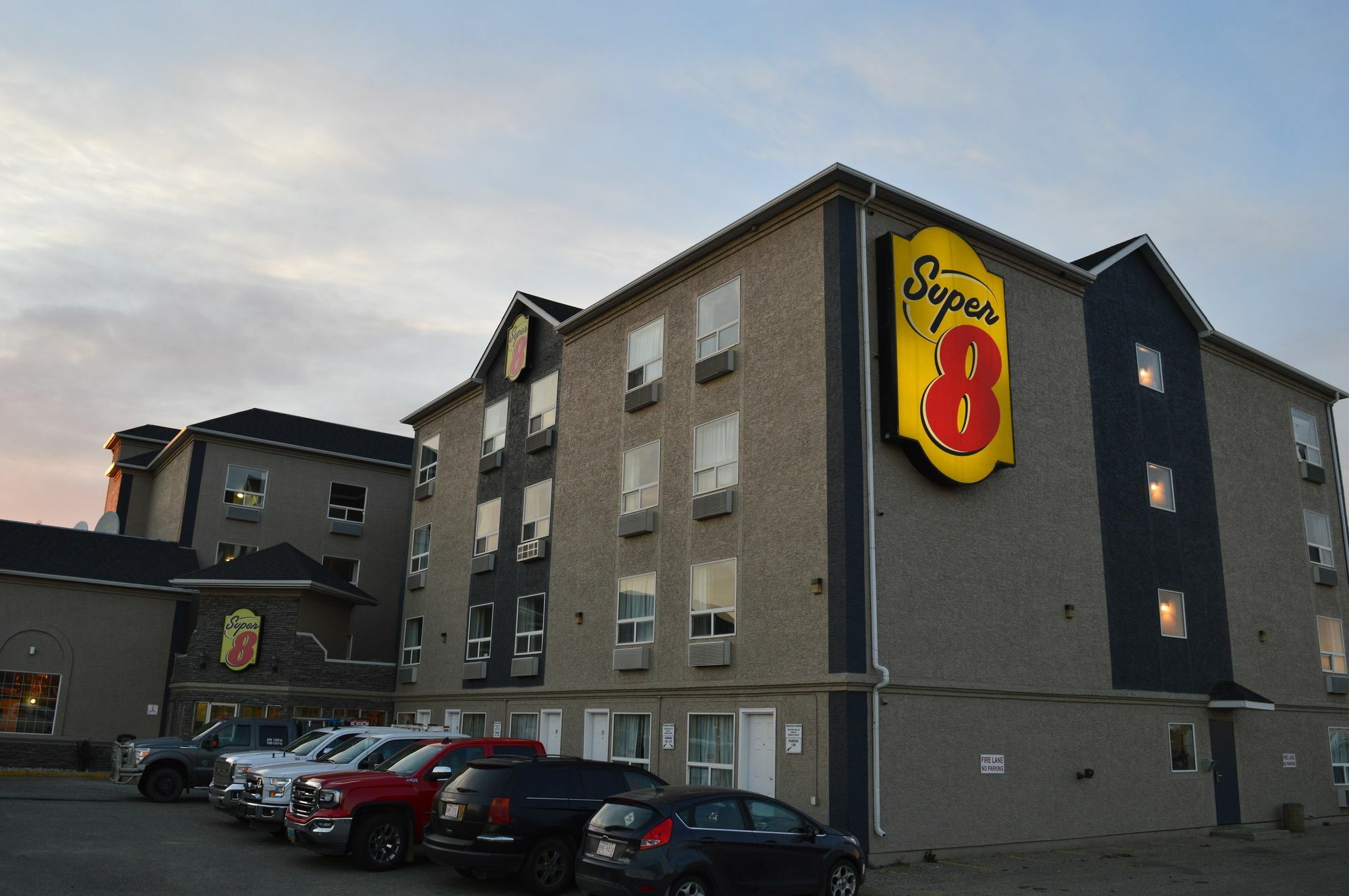 Super 8 By Wyndham Grande Prairie Hotel Exterior photo